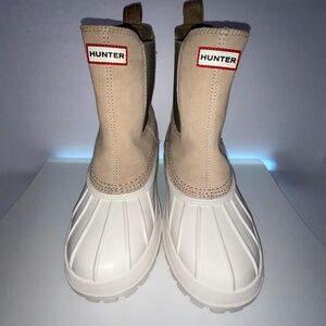 HUNTER SUTTON WOMEN’S CHELSEA SUEDE WATERPROOF DUCK BOOT. Taupe.11 US/9 UK/43 EU